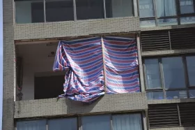 3..jpg 多处地方发生建筑外墙材料脱落现象 所幸均未造成人员伤亡(图4)